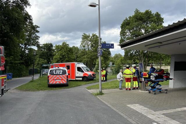 Nach einem Brand in einem Zug standen Notarzt, Krankenwagen und Feuerwehr an der Bahnhaltestelle Signal Iduna Park.