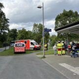 Nach einem Brand in einem Zug standen Notarzt, Krankenwagen und Feuerwehr an der Bahnhaltestelle Signal Iduna Park.
