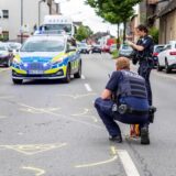 Nach einem Unfall in Herten-Langenbochum nehmen Polizisten Messungen vor. Auf der Fahrbahn haben sie zuvor die Standorte der beteiligten Pkw markiert.