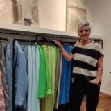 Filialleiterin Bianca Schumann steht vor einer gefüllten Kleiderstange im EWL-Concept-Store in Recklinghausen.