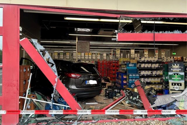 Ein Auto steht im Getränkemarkt am Zollpost in Kamen.