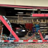Ein Auto steht im Getränkemarkt am Zollpost in Kamen.