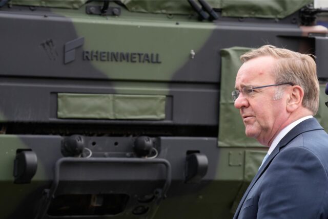 Verteidigungsminister Boris Pistorius steht neben einem Rheinmetall-Panzer.