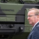 Verteidigungsminister Boris Pistorius steht neben einem Rheinmetall-Panzer.