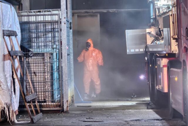 Ein Feuerwehrmann in Vollschutz