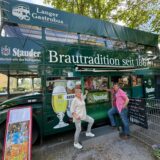 Eine Frau und ein Mann stehen vor einem Gastrobus