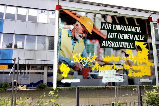 Wahlplakat der Grünen mit Schmierereien