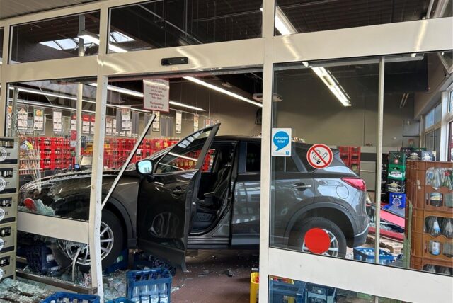 Ein Auto steht mitten im Getränkemarkt am Zollpost. Bei dem Unfall entstand hoher Sachschaden.