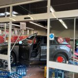 Ein Auto steht mitten im Getränkemarkt am Zollpost. Bei dem Unfall entstand hoher Sachschaden.