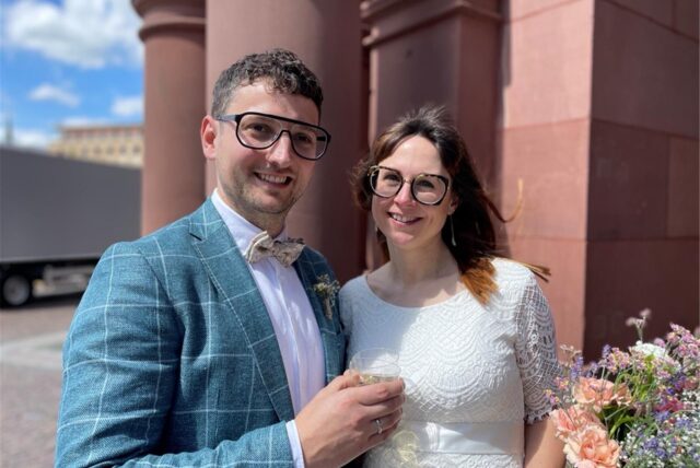 Tobias Schröter und Theresa Scharf stehen nach ihrer Trauung vor dem Dortmunder Standesamt