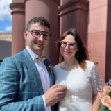 Tobias Schröter und Theresa Scharf stehen nach ihrer Trauung vor dem Dortmunder Standesamt