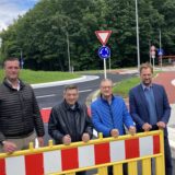 Vier Männer hinter einer Absperrung