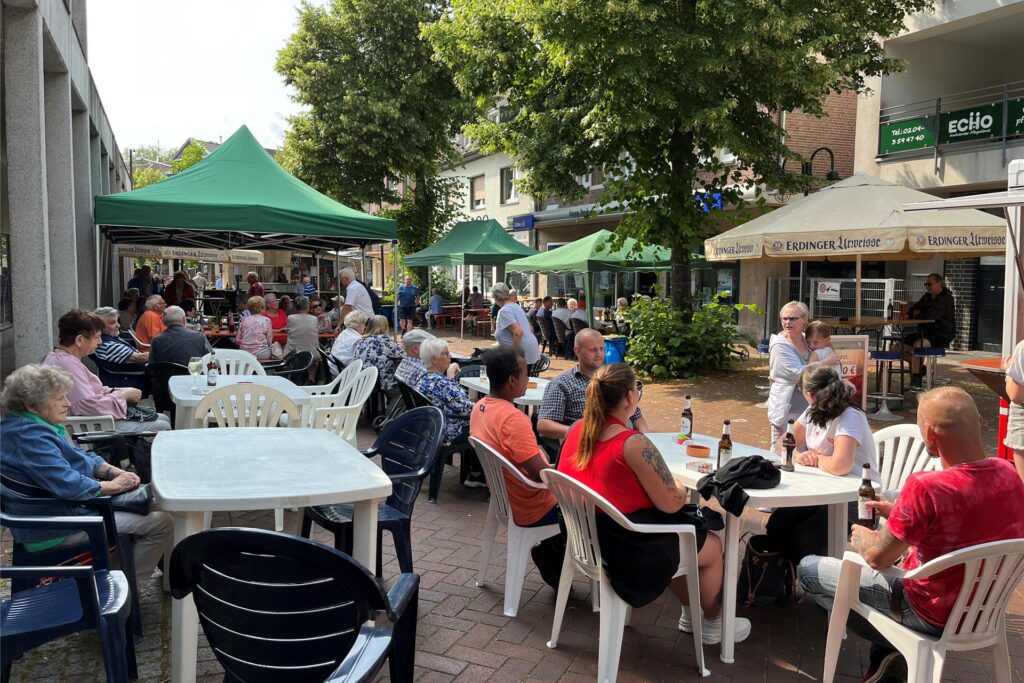 Auf der Kranzplatte in Herten-Langenbochum sind einige Zelte aufgebaut worden. An Tischen sitzen einige Besucherinnen und Besucher des Feierabendmarktes. Auf der Kranzplatte in Herten-Langenbochum sind einige Zelte aufgebaut worden. An Tischen sitzen einige Besucherinnen und Besucher des Feierabendmarktes.
