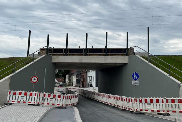 Die neue Reitkamp-Brücke in Herten. Links und rechts an der Fahrbahn unter der Brücke stehen Baken in langer Reihe.