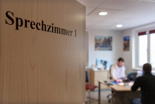 Blick in ein Sprechzimmer einer Hausarztpraxis vom Hausarzt.