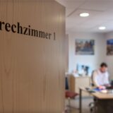 Blick in ein Sprechzimmer einer Hausarztpraxis vom Hausarzt.