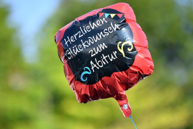 Auf einem Ballon steht „Herzlichen Glückwunsch zum Abitur“