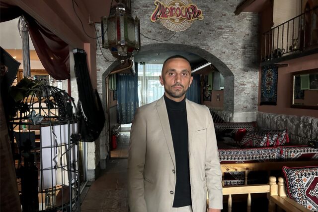 Feyyat Özdemir steht in seinem orientalischen Restaurant „Maroush“.