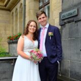 Die Eheleute Saskia Stawicki und Steffen Kroll nach ihrer Trauung vor dem Rathaus in Recklinghausen