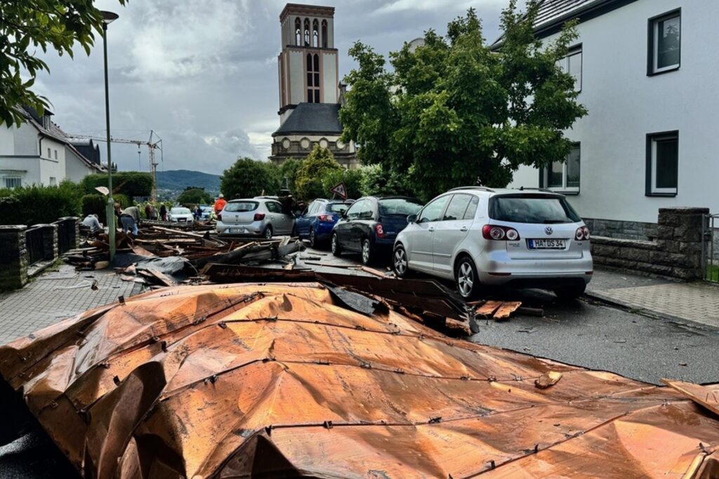 Der Tornado hat in Hagen auch ein Kirchendach abgedeckt. Der Tornado hat in Hagen auch ein Kirchendach abgedeckt.