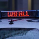 Der Schriftzug „Unfall“ ist neben dem Blaulicht auf dem Dach eines Polizeiautos zu lesen.