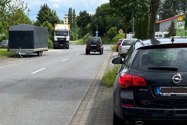 Dicht an Grundstückausfahrten geparkte Lastwagen und hohe Anhänger beeinträchtigen die Sicht der Autofahrer, die von den Grundstücken aus auf den Hellweg fahren wollen.