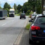 Dicht an Grundstückausfahrten geparkte Lastwagen und hohe Anhänger beeinträchtigen die Sicht der Autofahrer, die von den Grundstücken aus auf den Hellweg fahren wollen.