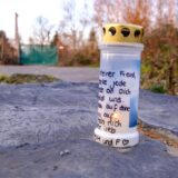 Für den bei dem Zugunglück getöteten Zehnjährigen hat jemand in der Nähe des ehemaligen Bahnhofs Ost eine Grabkerze aufgestellt.