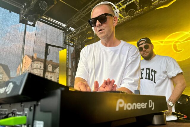 DJ Moguai bei Castrop kocht über 2024: Der Recklinghäuser Star-DJ heizt der Masse, rund 4000 Gästen auf dem Castroper Marktplatz, bei der White Night ein.