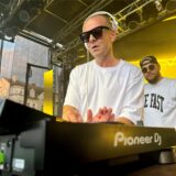 DJ Moguai bei Castrop kocht über 2024: Der Recklinghäuser Star-DJ heizt der Masse, rund 4000 Gästen auf dem Castroper Marktplatz, bei der White Night ein.