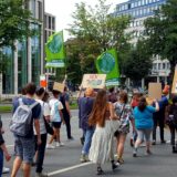 Klima-Demonstrierende von Fridays for Future laufen mit Plakaten über den Dortmunder Wall.