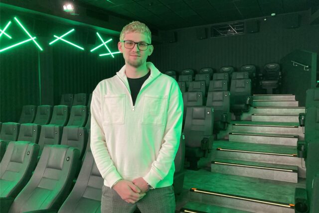 Maximilian Meynigmann steht in einem Kinosaal in den Loe Studios.