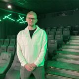 Maximilian Meynigmann steht in einem Kinosaal in den Loe Studios.