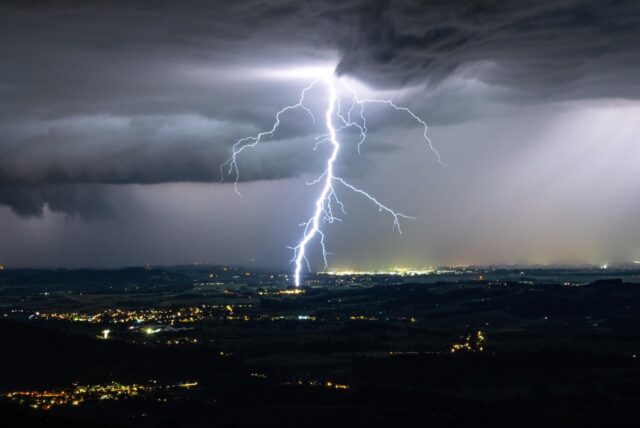 Blitze erhellen den Nachthimmel, fotografiert vom Schuhchristleger, einem Aussichtsberg bei Haibach im Landkreis Straubing.