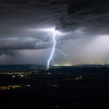 Blitze erhellen den Nachthimmel, fotografiert vom Schuhchristleger, einem Aussichtsberg bei Haibach im Landkreis Straubing.
