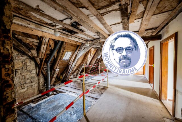Ein Blick in ein sanierungsbedürftiges Dachgeschoss eines Hauses.