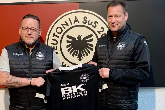Christian Bärwald (l.) bei seiner Vorstellung als neuer Trainer der zweiten Mannschaft von Teutonia SuS Waltrop neben dem Sportlichen Leiter Pierre Bendig (r.).