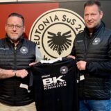 Christian Bärwald (l.) bei seiner Vorstellung als neuer Trainer der zweiten Mannschaft von Teutonia SuS Waltrop neben dem Sportlichen Leiter Pierre Bendig (r.).