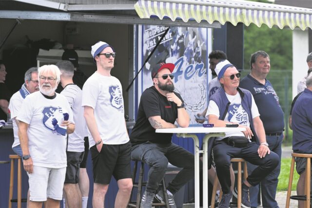 Nils Rottmann, Vorsitzender des FC Leusberg (2.v.l.), und sein Organisations-Team sind für die Ausrichtung der Stadtmeisterschaft der Reserve-Teams gerüstet.