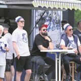 Nils Rottmann, Vorsitzender des FC Leusberg (2.v.l.), und sein Organisations-Team sind für die Ausrichtung der Stadtmeisterschaft der Reserve-Teams gerüstet.