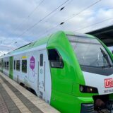 Der Regionalexpress 41 steht am Gleis 1 des Recklinghäuser Hauptbahnhofs.