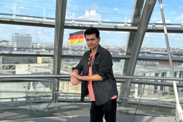 Robin Karwatzki steht in der Kuppel des Reichstages in Berlin.