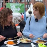 Gastronomie-Expertin Ronny von Wangenheim und Reporterin Sophia Wibbeke testen die Ochsenbäckchen bei „Castrop kocht über“.