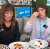 Ronny von Wangenheim (l.) und Nora Varga testen vier Desserts, die bei „Castrop kocht über“ ein bisschen ungewöhnlicher sind.
