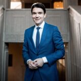 Uli Paetzel, Vorstandsvorsitzender des Wasserwirtschaftsverbands Emschergenossenschaft, steht in einem Treppenhaus des Firmensitzes.