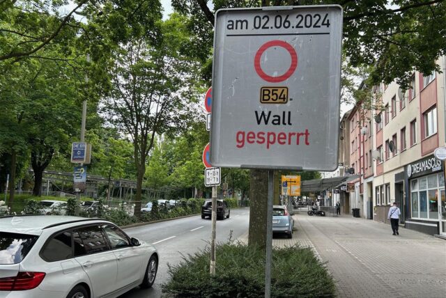 Rund um den Wall wird auf die mögliche Sperrung am Sonntag (2.6.) aufmerksam gemacht.