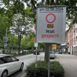 Rund um den Wall wird auf die mögliche Sperrung am Sonntag (2.6.) aufmerksam gemacht.