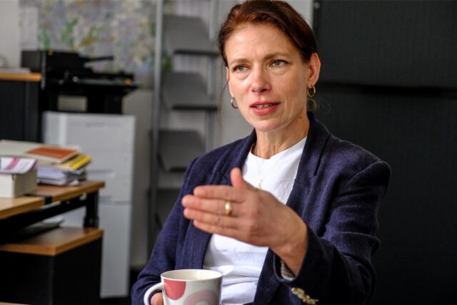 Ilona Kalnik-Franke, Gleichstellungsbeauftragte der Stadt Recklinghausen, gestikulierend im RZ-Interview.
