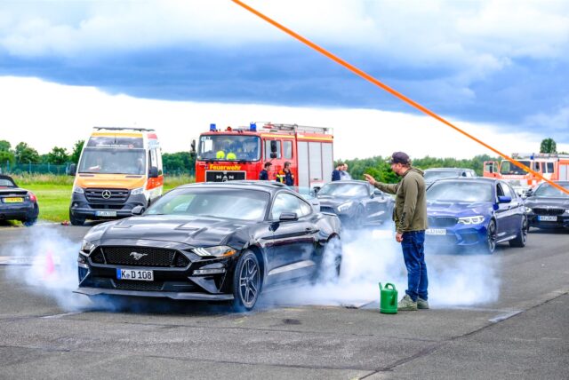 „Gypsy Street Test & Tune“: Beim Start eines Beschleunigungsrennens auf dem Flugplatz Loemühle qualmen die Reifen.