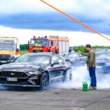 „Gypsy Street Test & Tune“: Beim Start eines Beschleunigungsrennens auf dem Flugplatz Loemühle qualmen die Reifen.